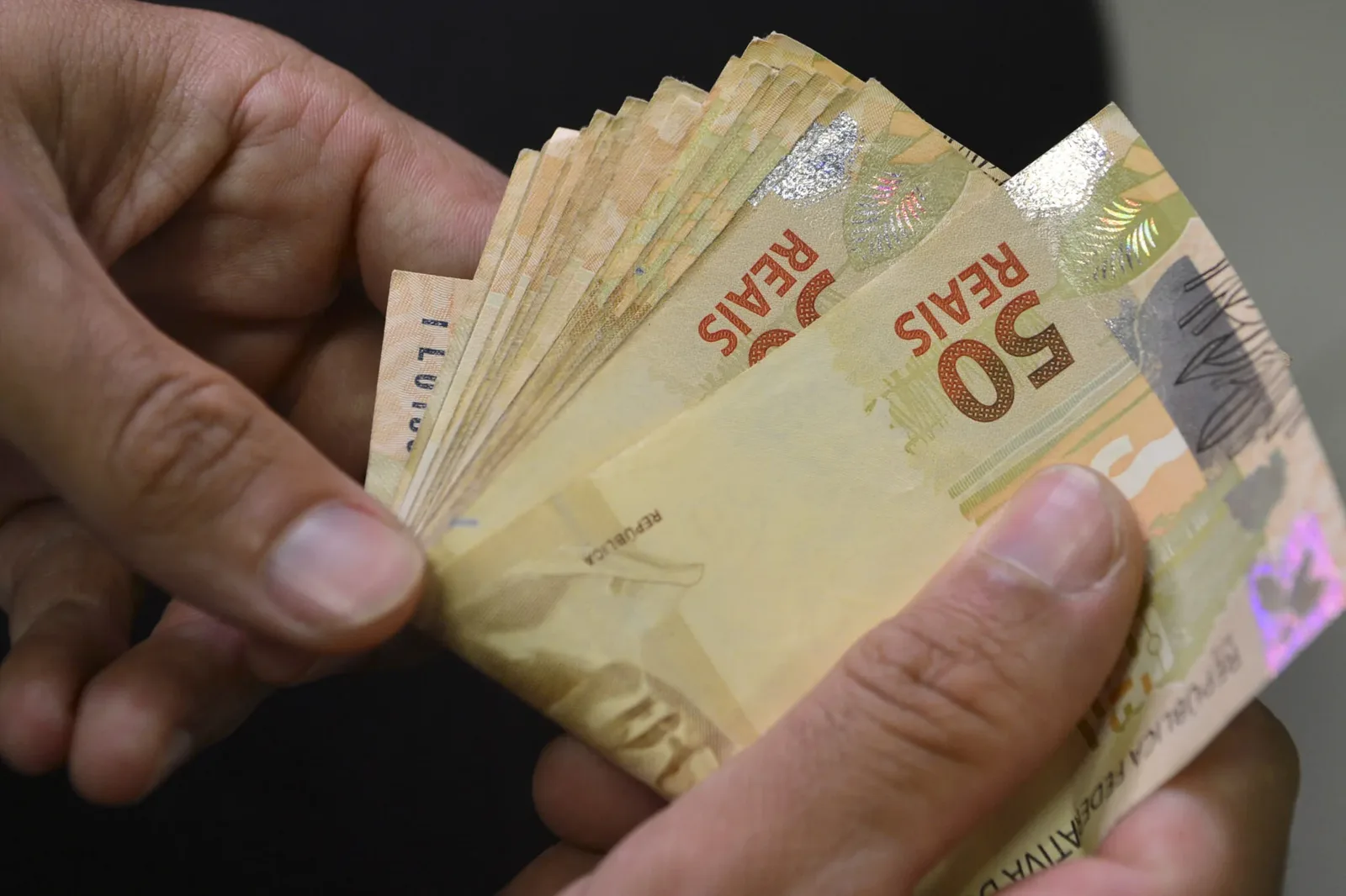 Corte de juros deve estimular investimento e empregos, diz professor da UFRJ