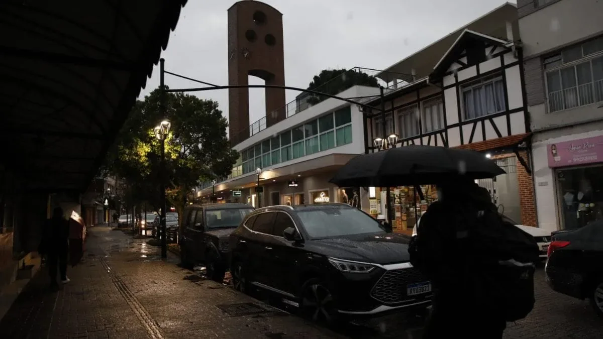 Rio Itajaí-Açu deve atingir 8 metros em Blumenau às 4h deste sábado