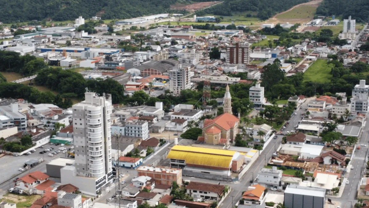 Operação bloqueia até R$ 200 milhões em investigação sobre lavagem de dinheiro