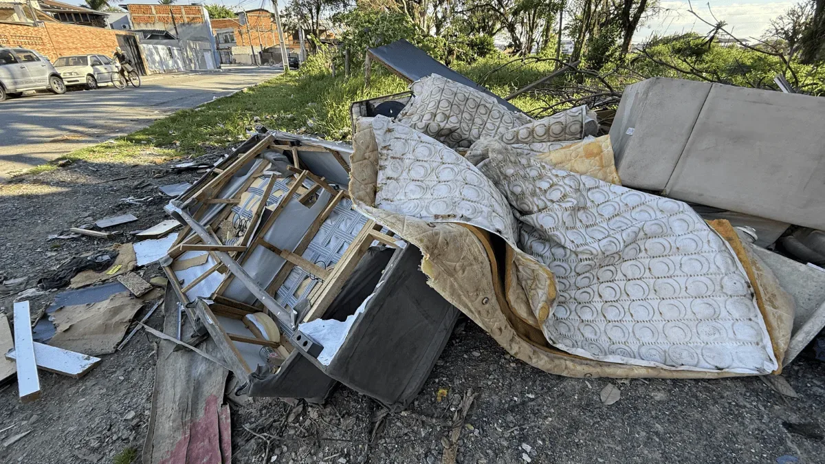 Itajaí prevê multa de R$ 12.629,50 por descarte irregular em terrenos