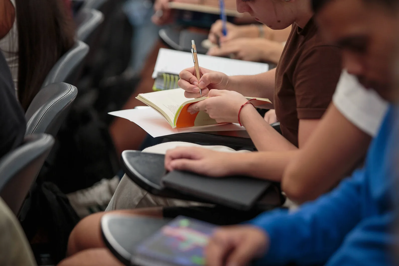 Singapura lidera leitura no Pisa 2025; Brasil fica em 52º lugar