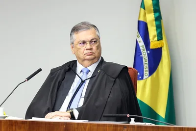 Plataformas terão de reativar publicações sobre Flávio Bolsonaro e Nossa Senhora