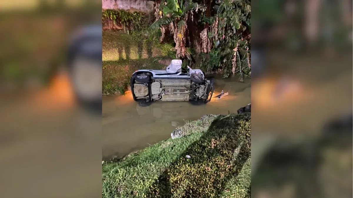 Crianças são levadas a hospital após carro cair em ribeirão em Brusque