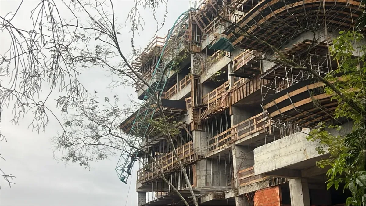 Operário é levado ao hospital após queda de grua em Blumenau