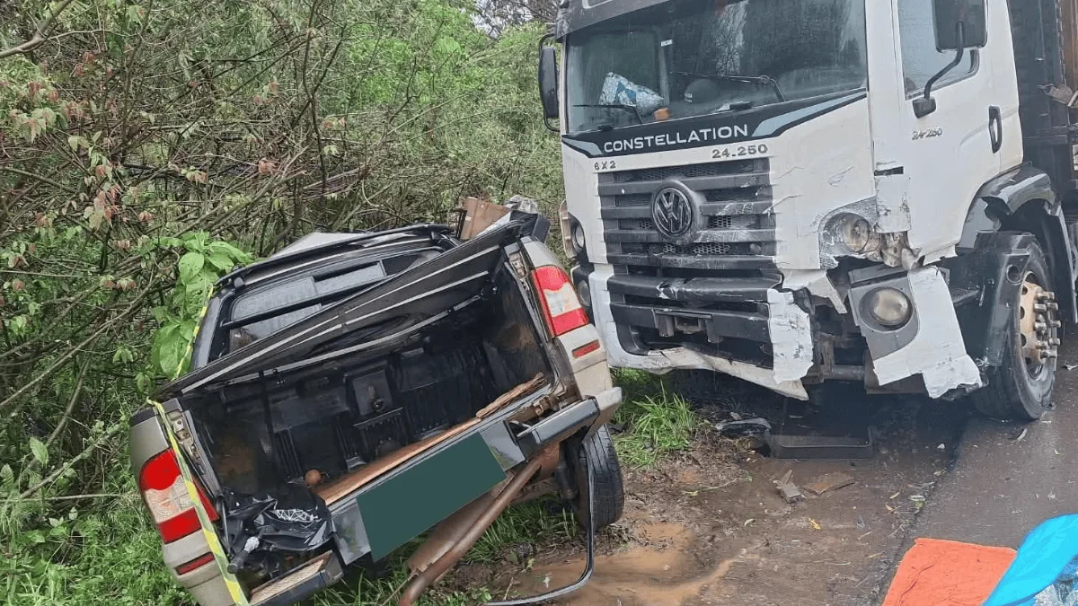 Batida entre carro e caminhão deixa duas pessoas mortas em Videira