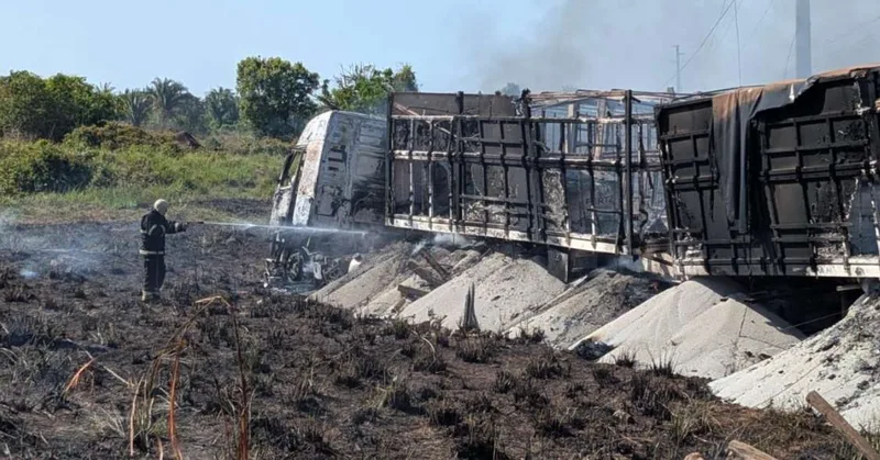 Colisão na BR-155 provoca incêndio e destrói carreta e caminhão no Pará