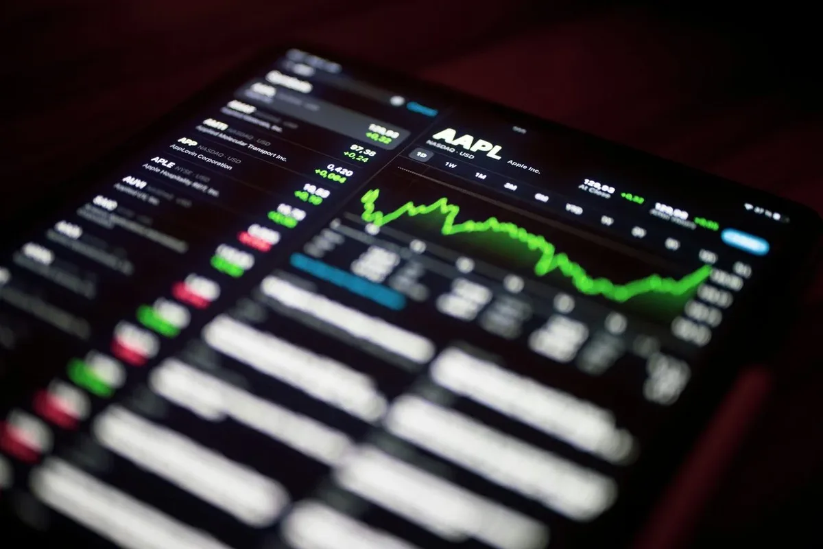 Apple se aproxima de US$5 trilhões após novo fechamento recorde