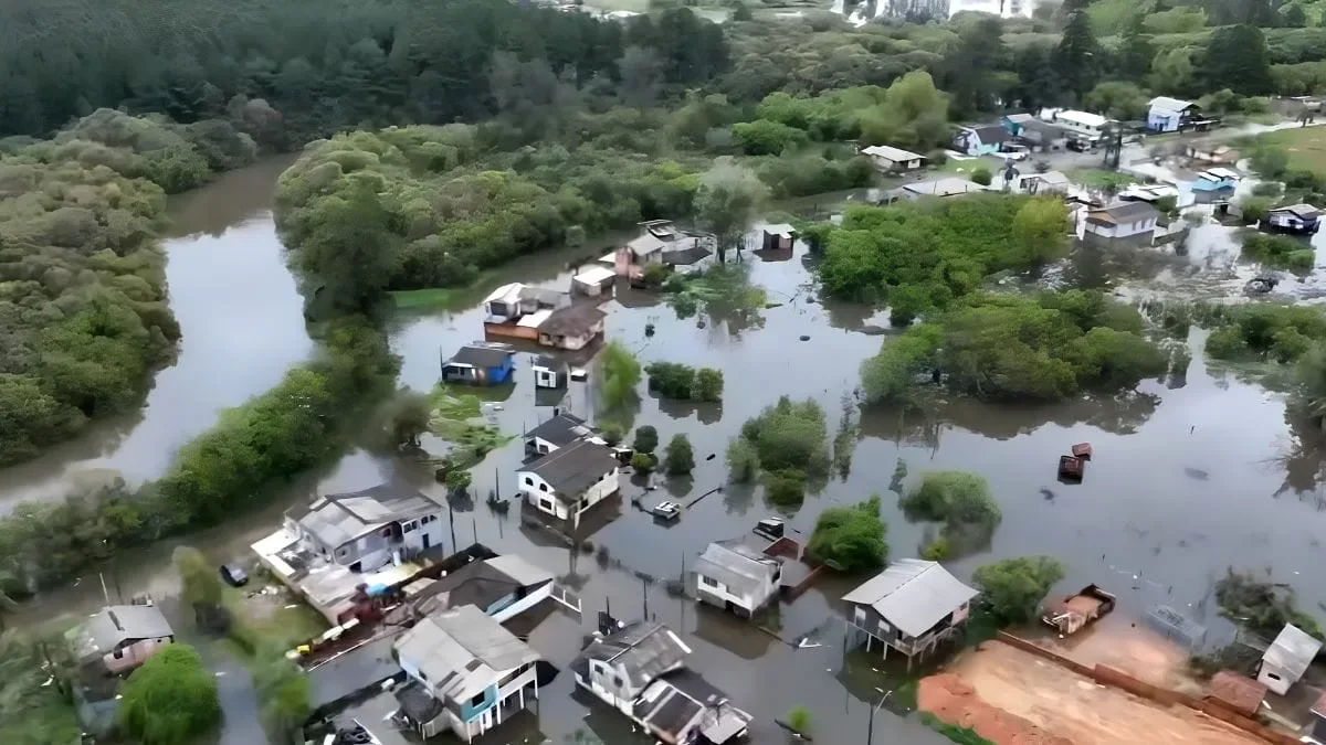 Ciclone provoca alagamentos e deslizamentos em 31 cidades de Santa Catarina