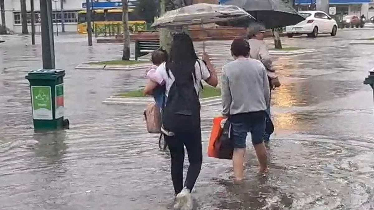 Temporal provoca alagamentos e interrompe transporte coletivo em Joinville