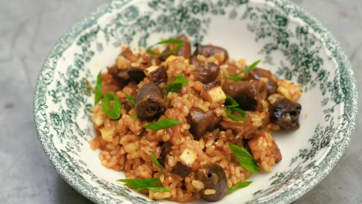 Arroz carreteiro reaproveita carnes de churrasco em uma panela