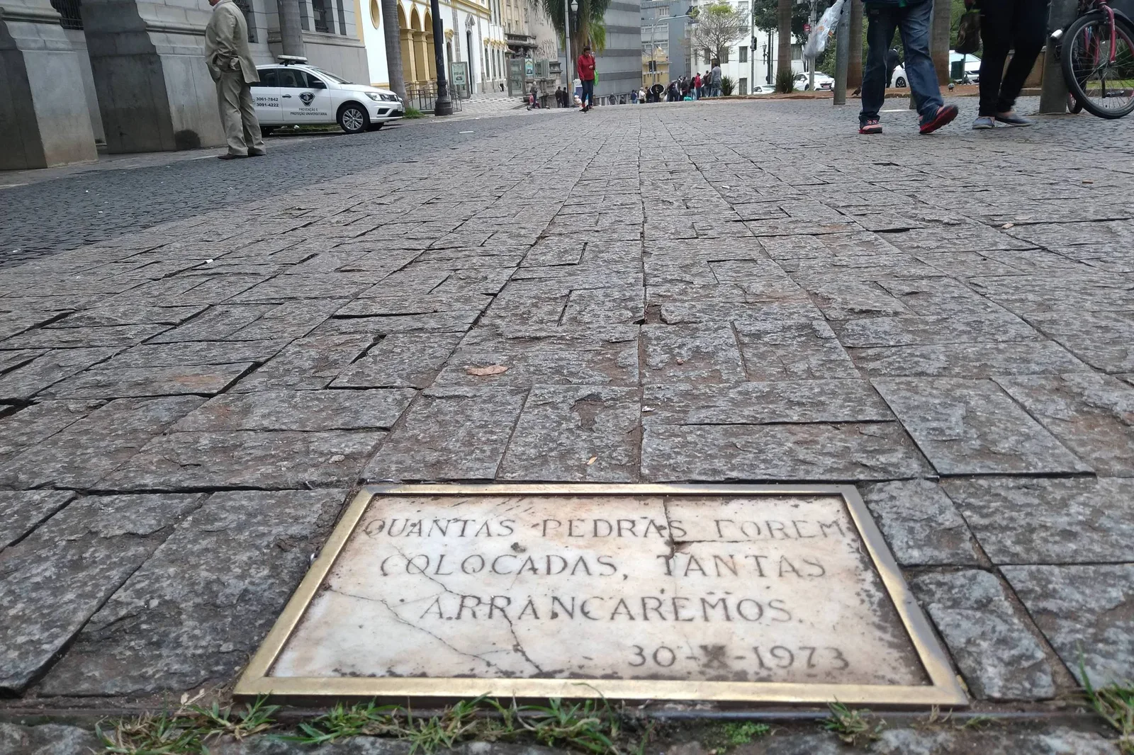 Placa sobre protesto estudantil de 1973 é furtada no largo São Francisco