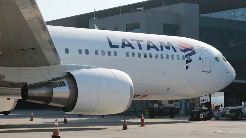 Criança é ferida antes de voo da Latam e aeronave volta ao portão em Congonhas