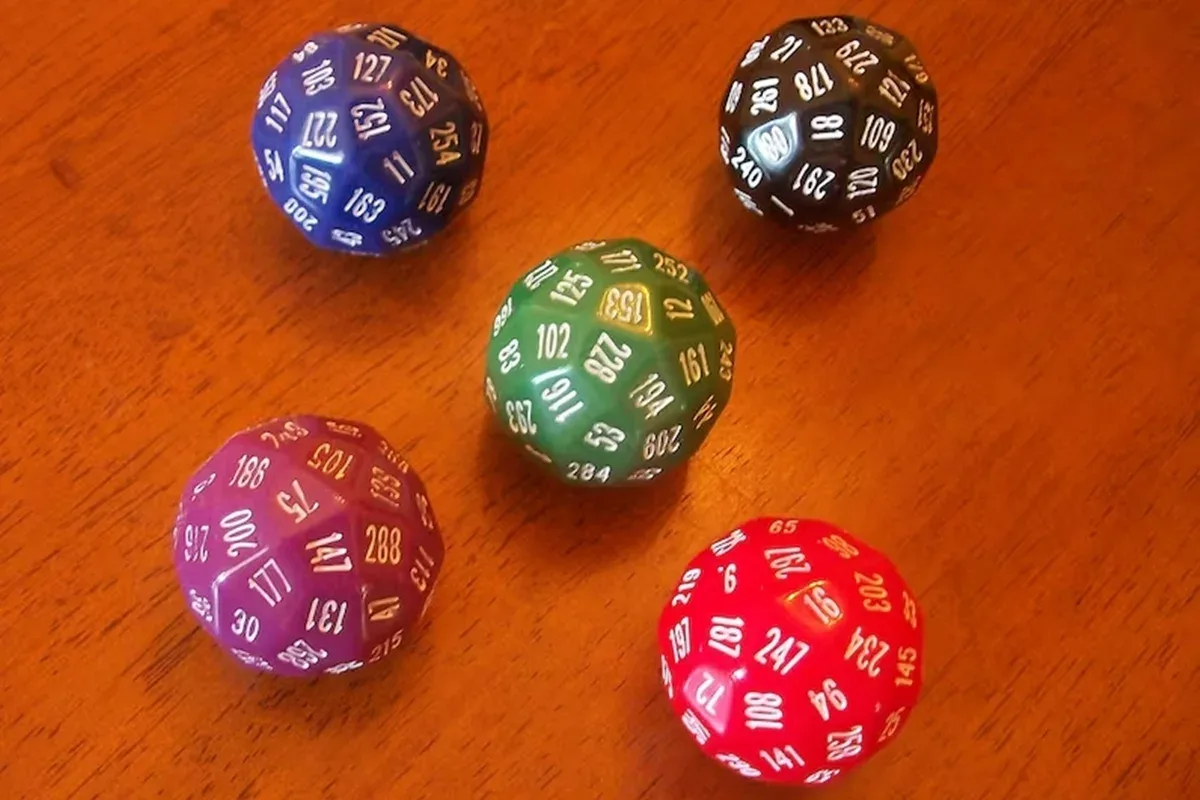 Dados de 60 lados eliminam empate na escolha do primeiro jogador