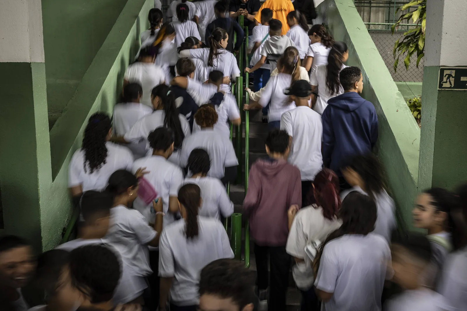 Pisa 2025 mostra desafios para estudantes brasileiros em ciências, matemática e leitura