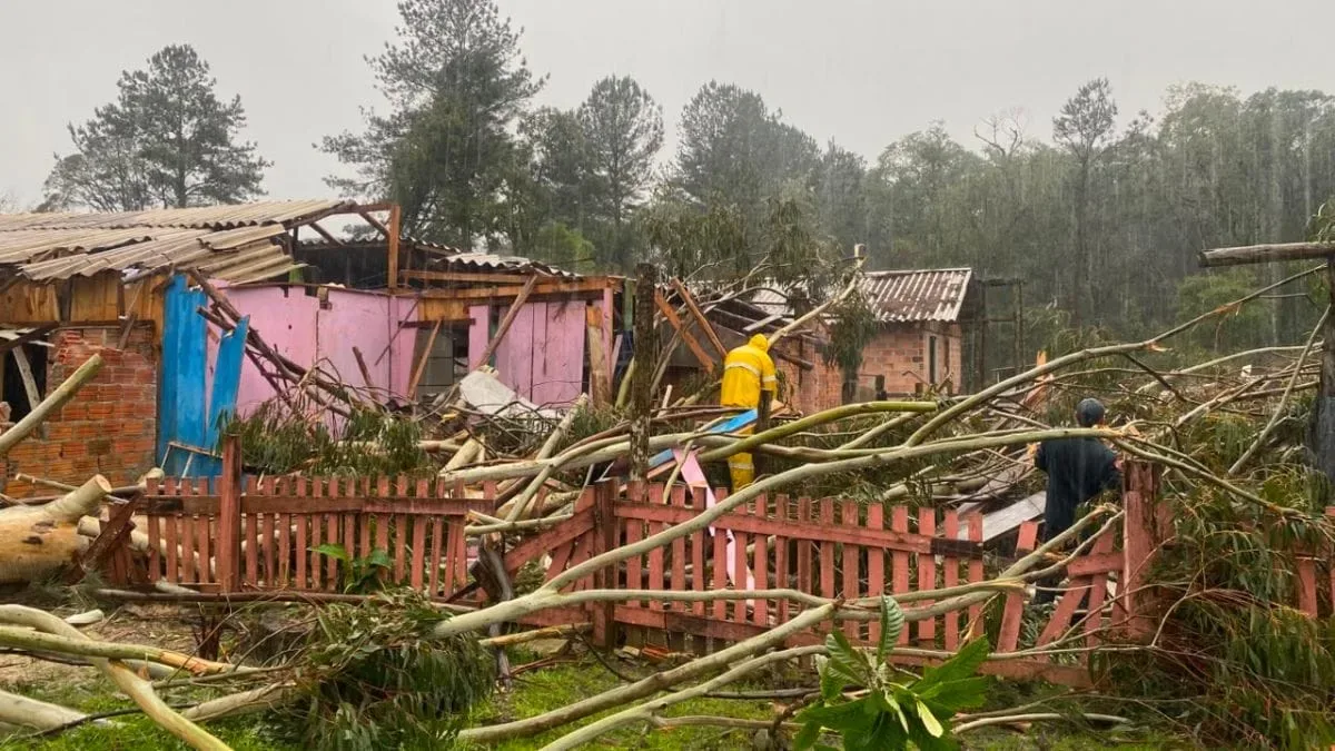Danos em Três Barras levam Defesa Civil a verificar possível tornado