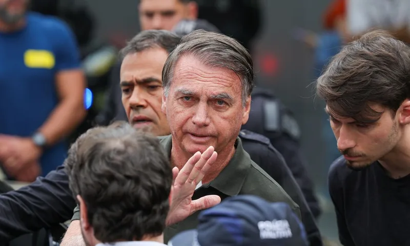 Defesa de Bolsonaro abandona pedido contra execução da pena no STF
