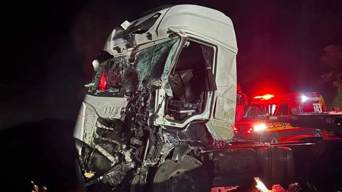 Motorista morre e outro fica ferido após batida de caminhões em Garuva