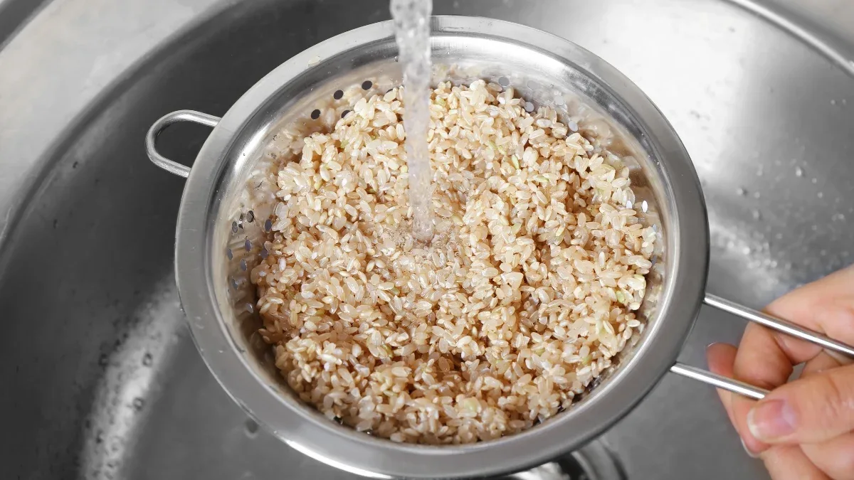 Lavar o arroz: quando o enxágue ajuda e quando atrapalha a receita