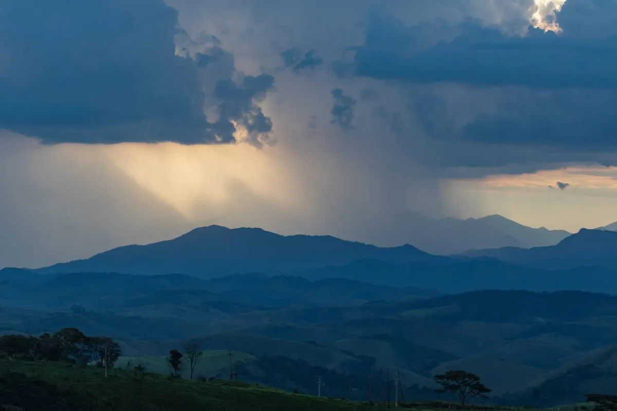Inmet prevê tempestades severas e alerta para possíveis tornados no Sul