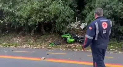 Motociclista morre após bater em meio-fio e muro em Blumenau
