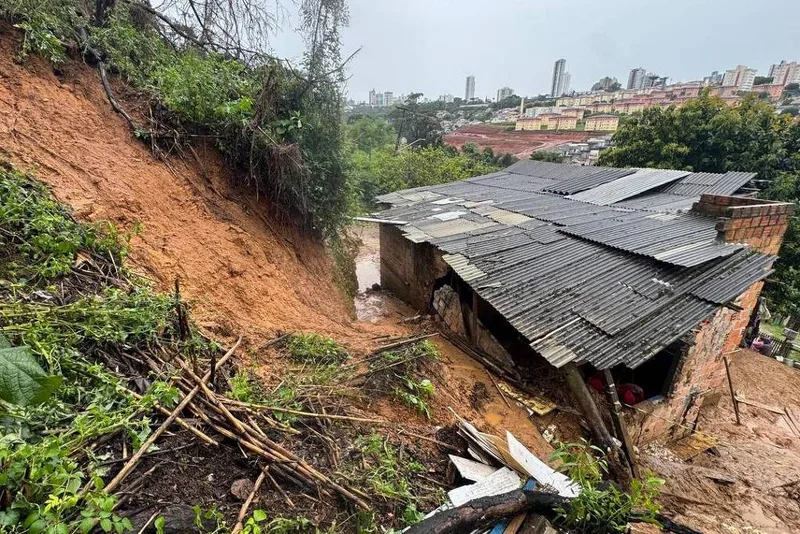 Temporal deixa três mortos e provoca tornados em cidades do Paraná