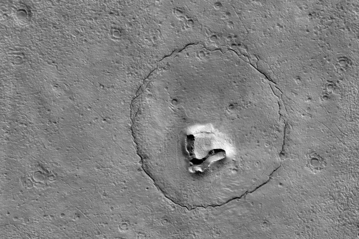 Formação geológica explica imagem do “urso” de Marte