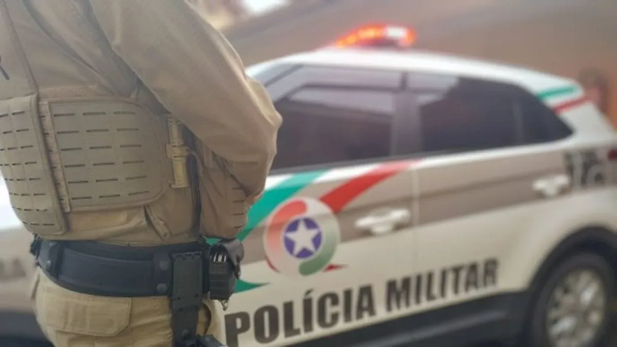 Homem é preso após ameaçar companheira que buscou abrigo em carro