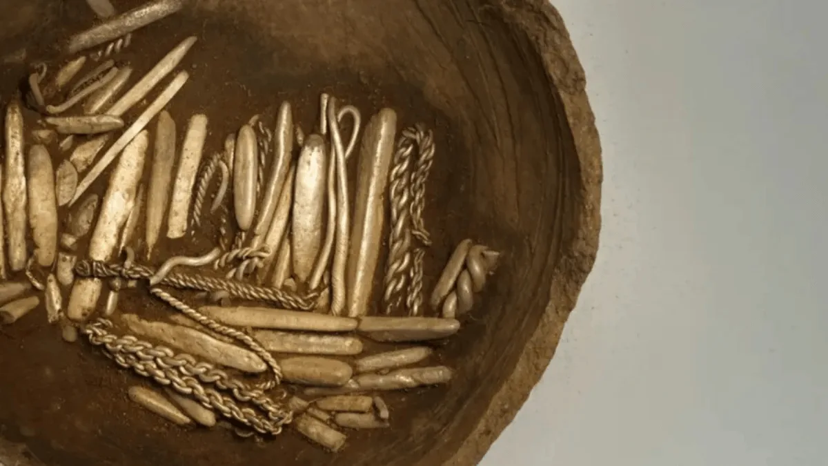Achado de prata viking reúne moedas, joias e símbolo de Thor na Dinamarca