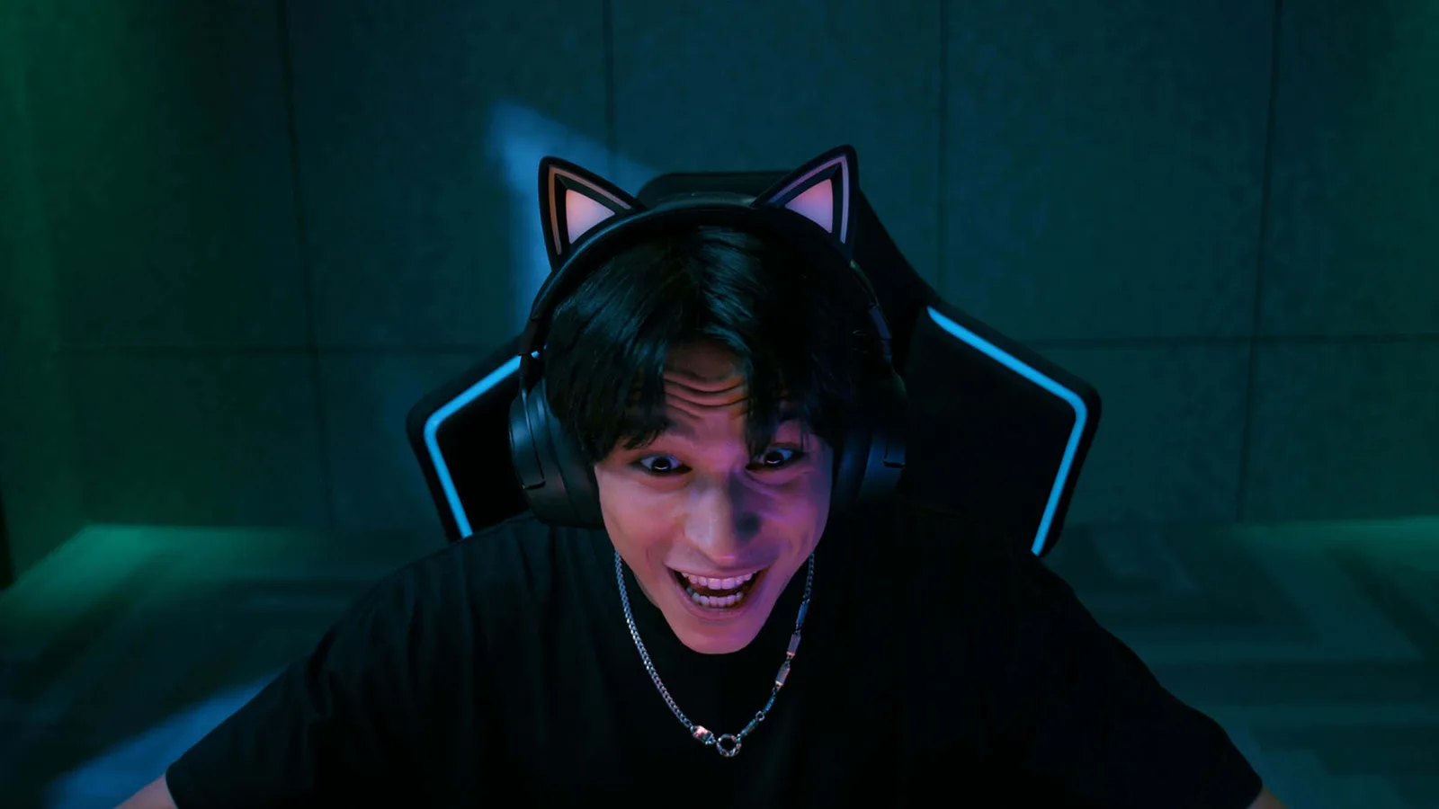 Kiyo V2 Pro acompanha movimentos do streamer e fecha a lente para garantir privacidade