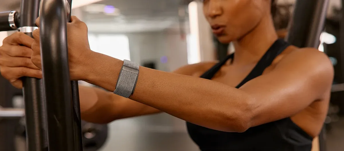 Apple testa pulseira fitness sem tela com sensores de saúde