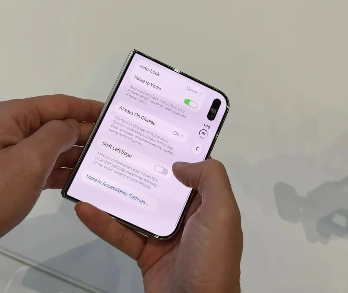 Apple prepara ajuste para capas que cobrem a borda da tela do iPhone Duo