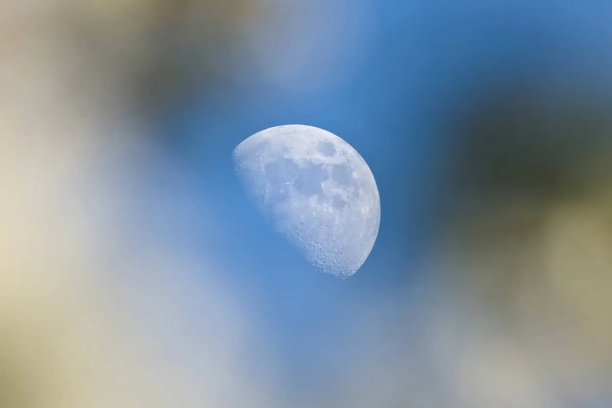 Lua está crescente e 97% visível nesta quinta-feira