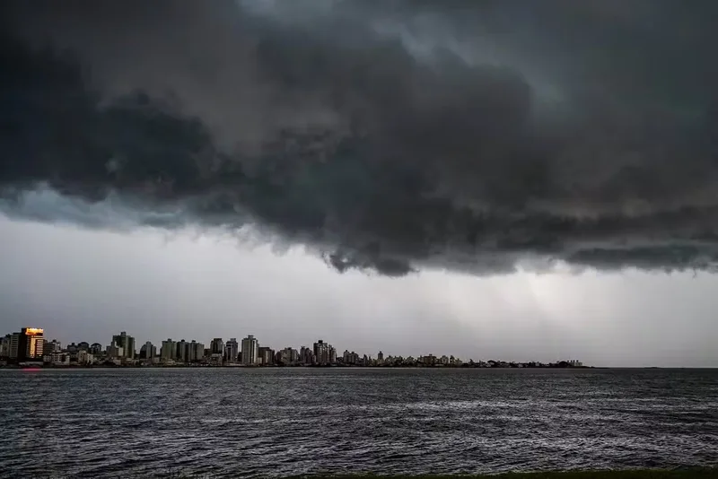 Frente fria deve levar chuva forte e granizo a cinco estados
