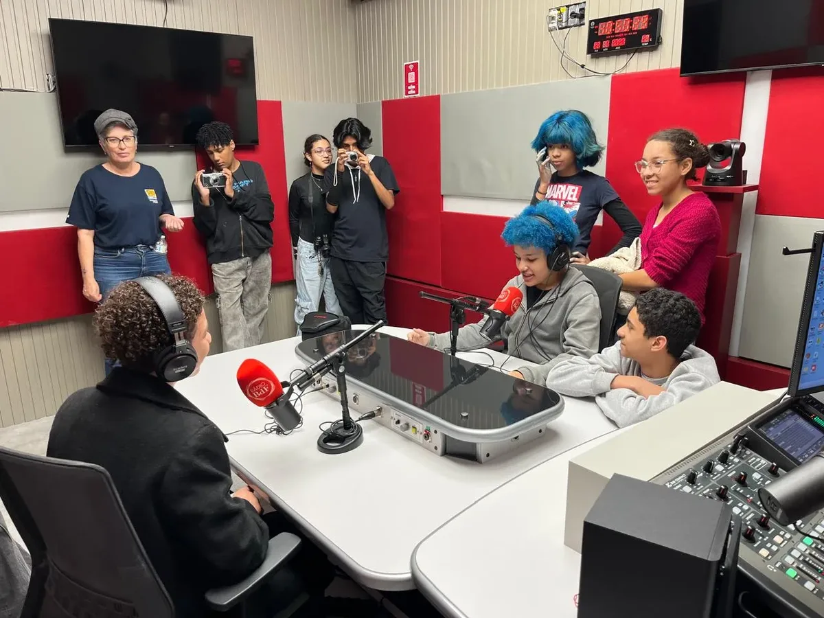 Estudantes de Heliópolis debatem inteligência artificial em visita a rádio