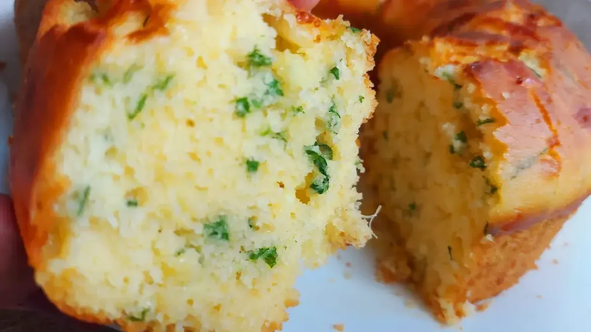 Bolo salgado com muçarela fica pronto no forno em cerca de 40 minutos